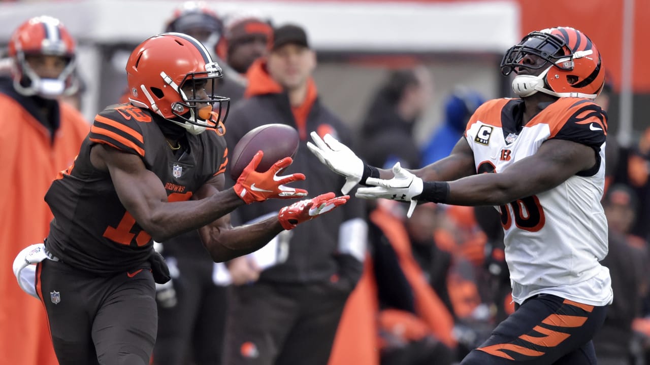 Cleveland Brown QB Charlie Frye throws a pass in the fourth