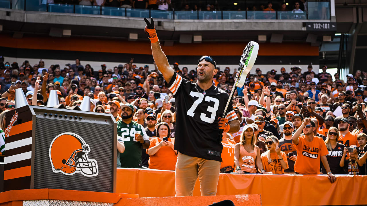Joe Thomas kicks off Browns home opener with pregame guitar smash