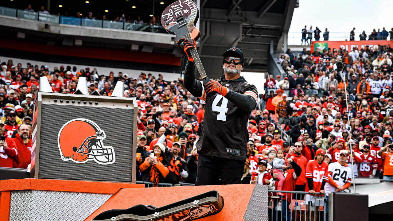 Phil Dawson arrives at Cleveland Browns Stadium, smashes 49ers theme guitar