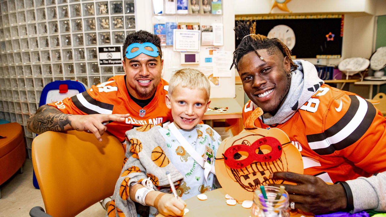 CLEVELAND, OH - OCTOBER 16: Cleveland Browns superfan Pumpkinhead