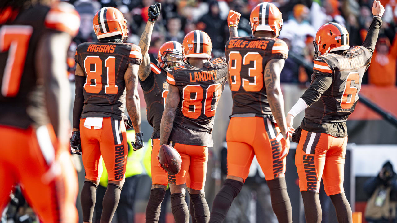 Denzel Ward surprises NFL Extra Points Cardmembers at the Browns Pro Shop