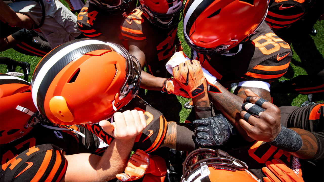 myles garrett helps mason rudolph put his helmet back on｜TikTok Search