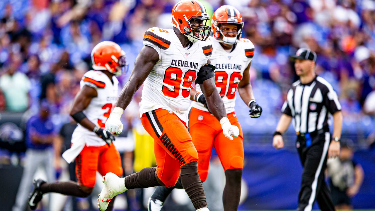 Chris Hubbard thanks health care worker with tickets to Browns-Ravens game