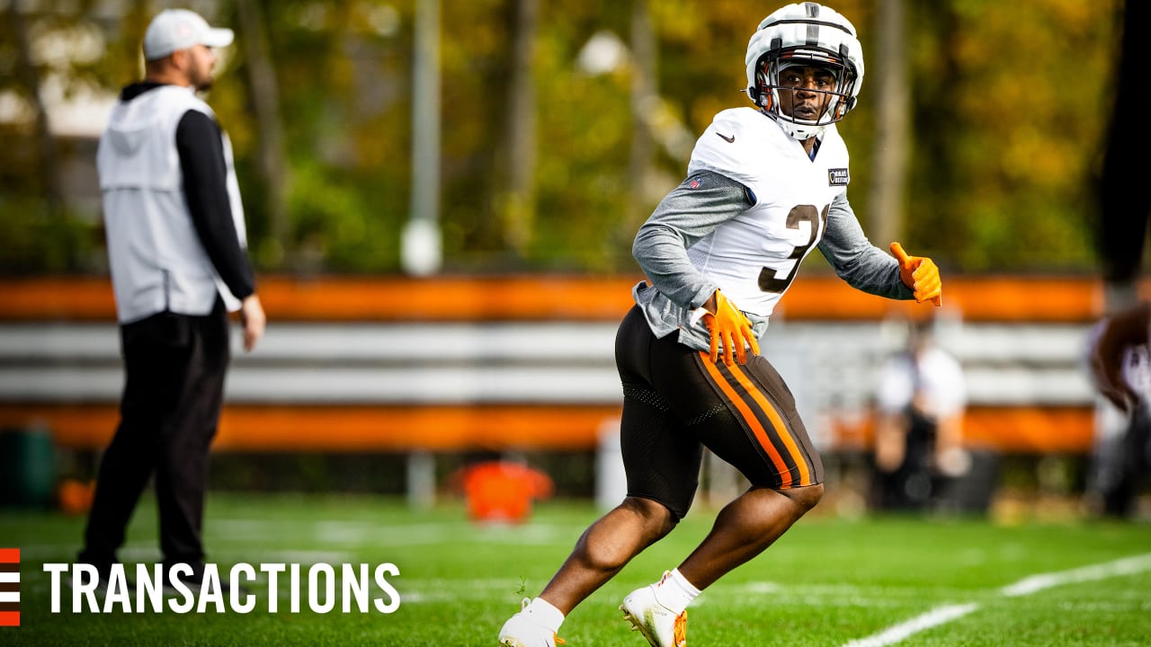 布朗队将德昂·杰克逊 (Deon Jackson) 签入现役球员名单，并提升了 PJ·沃克 (PJ Walker)