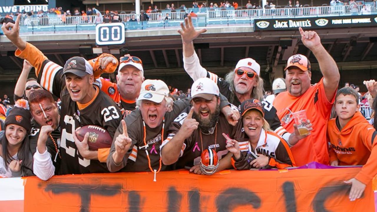 Cleveland Browns vs. Pittsburgh Steelers. Fans support on NFL Game.  Silhouette of supporters, big screen with two rivals in background Stock  Photo - Alamy