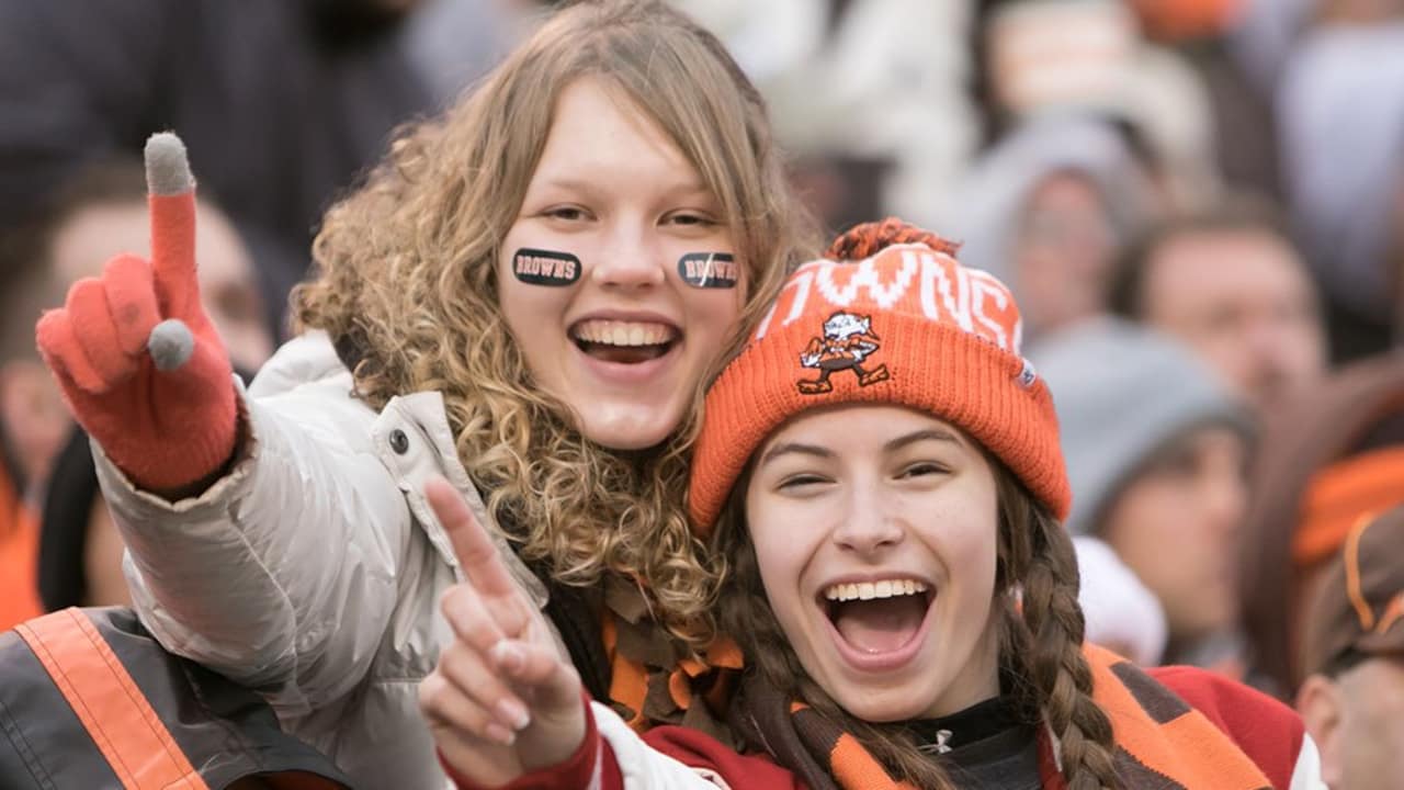 Cincinnati Bengals vs. Cleveland Browns. Fans support on NFL Game.  Silhouette of supporters, big screen with two rivals in background Stock  Photo - Alamy