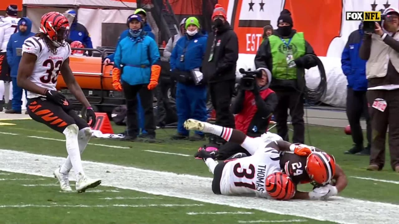 Cleveland Browns running back Nick Chubb jukes defender in open space for  15-yard pickup