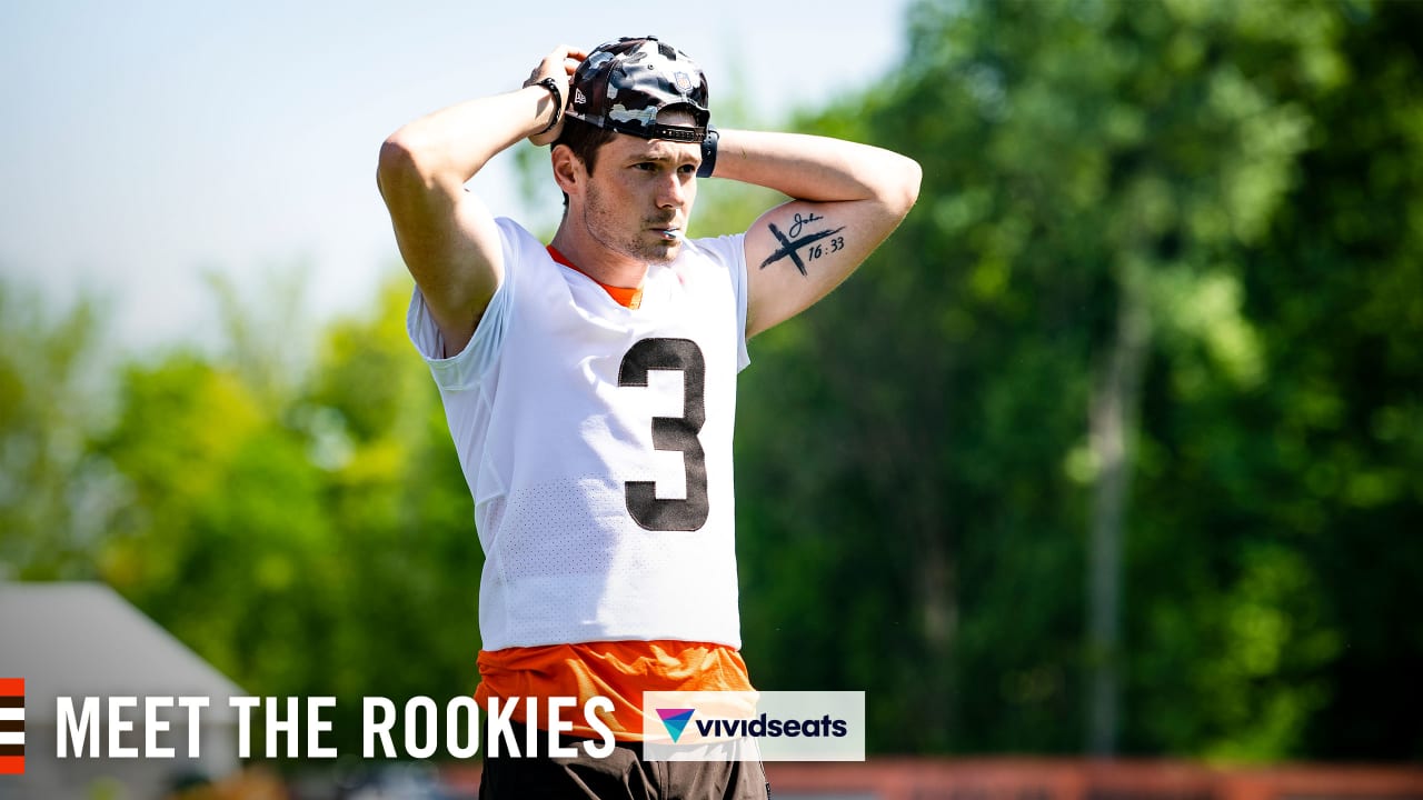 Cleveland Browns place kicker Cade York (3) kicks off during the