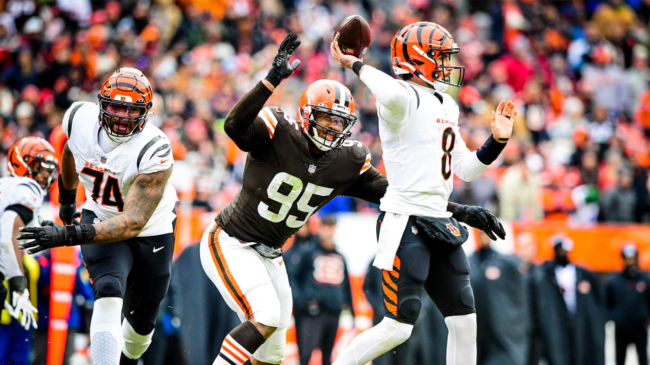 Jadeveon Clowney makes most of Browns' season finale against