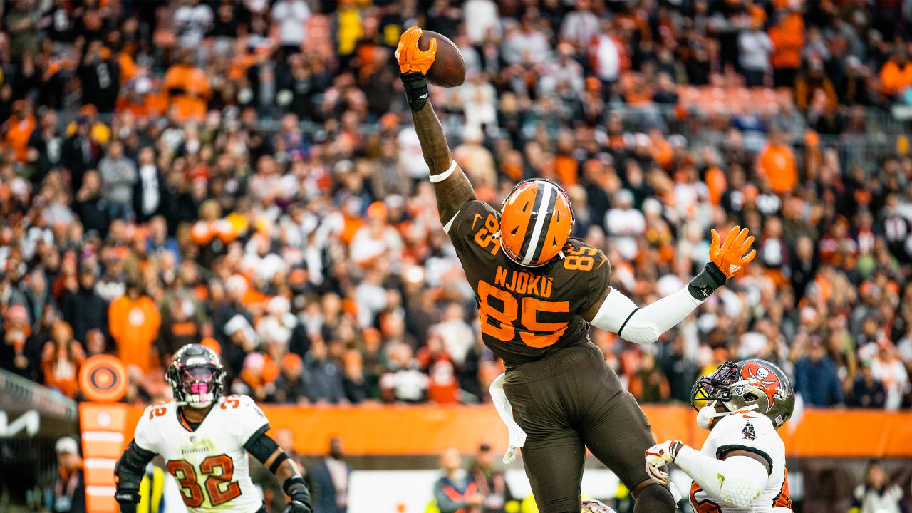 David Njoku's unreal touchdown catch leads Browns to upset Tom Brady's  Buccaneers