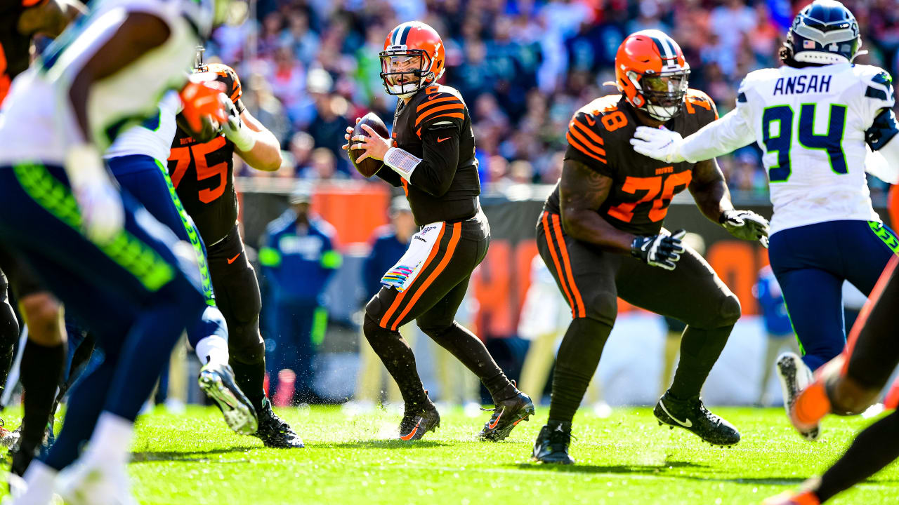 Cleveland Browns running back Dontrell Hilliard (25) plays against Seattle  Seahawks outside linebacker K.J. Wright (50)