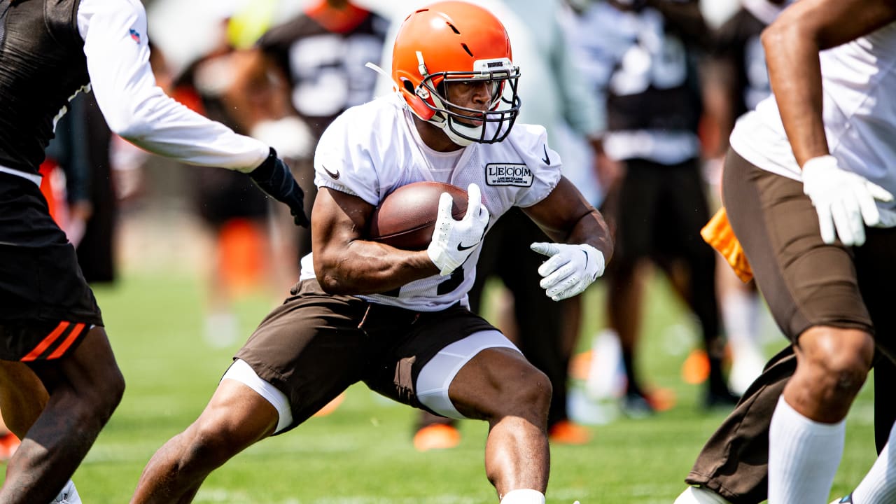 Nick Chubb left the first padded Cleveland Browns practice early