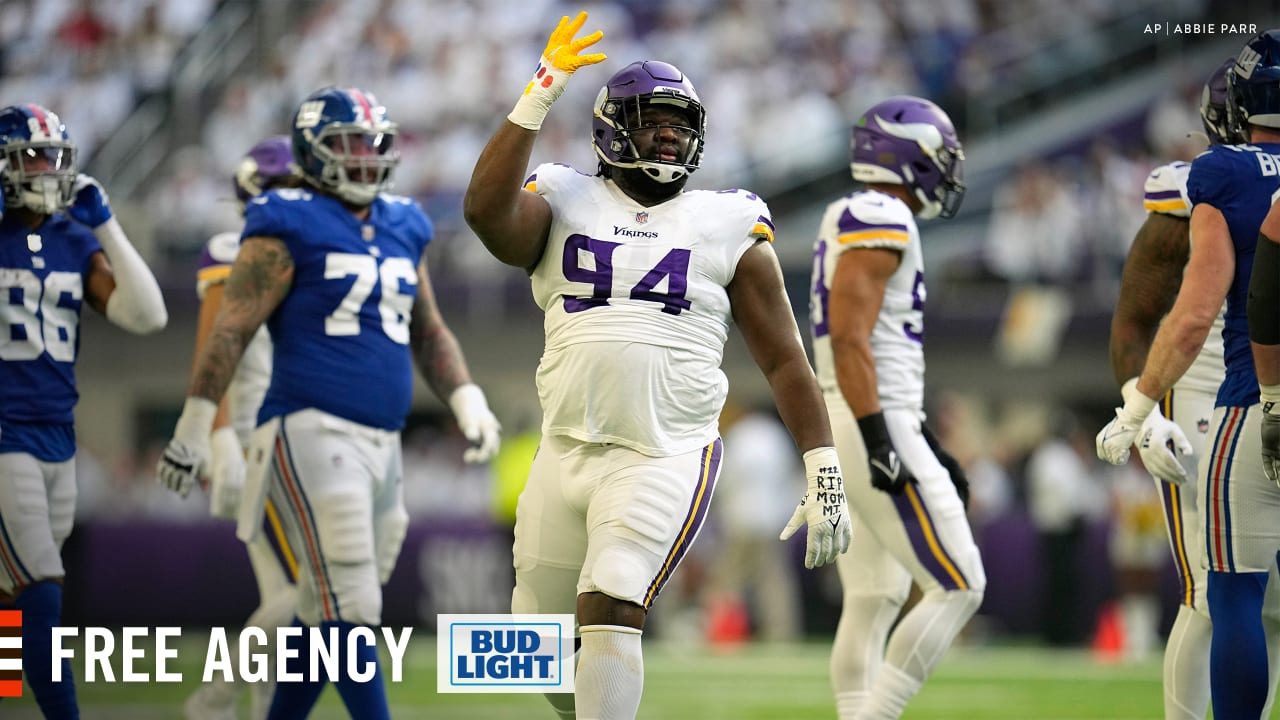 Minnesota Vikings defensive tackle Dalvin Tomlinson (94) runs onto