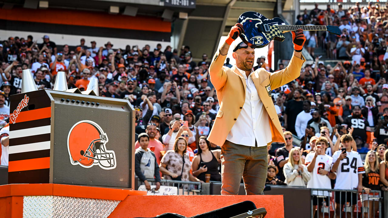 Joe Thomas fired up Browns fans by smashing Ravens-themed guitar - Vimarsana News