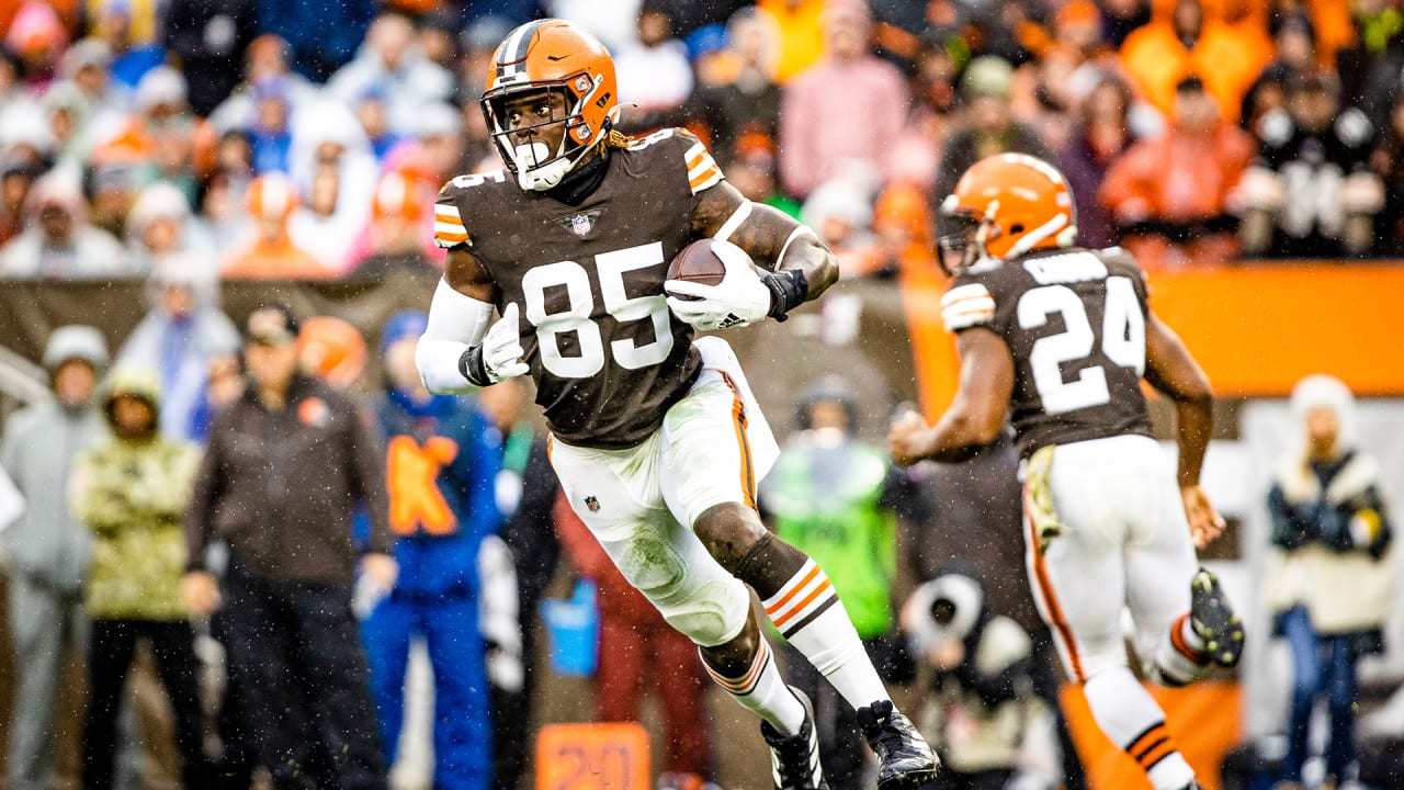 Cleveland Browns cornerback Denzel Ward (21) watches a replay during an NFL  football game against the Arizona Cardinals, Sunday, Oct. 17, 2021, in  Cleveland. (AP Photo/Kirk Irwin Stock Photo - Alamy