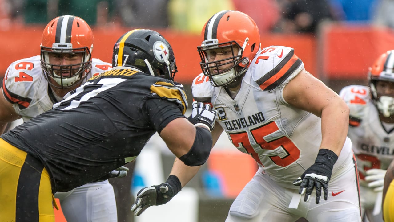 Quarterback Brian Sipe of the Cleveland Browns huddles with the News  Photo - Getty Images