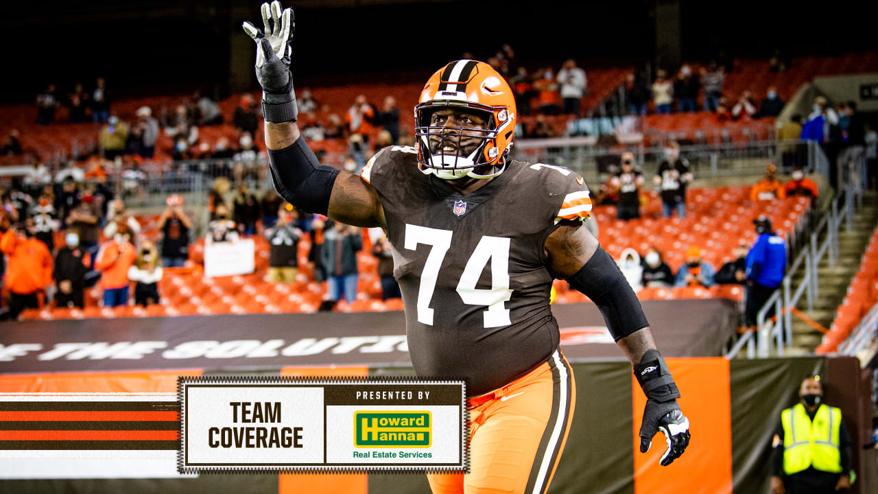 Cleveland Browns offensive tackle Chris Hubbard (74) looks to make