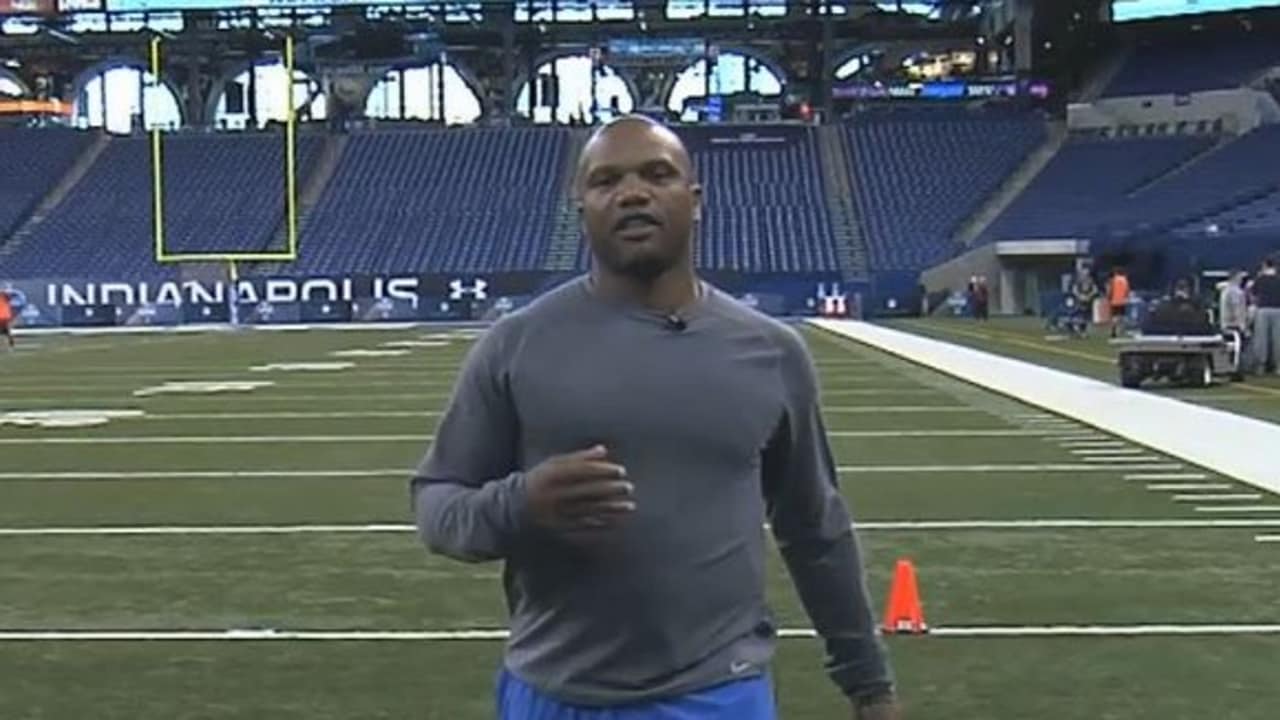 Former Cleveland Browns Eric Metcalf waves to fans during the