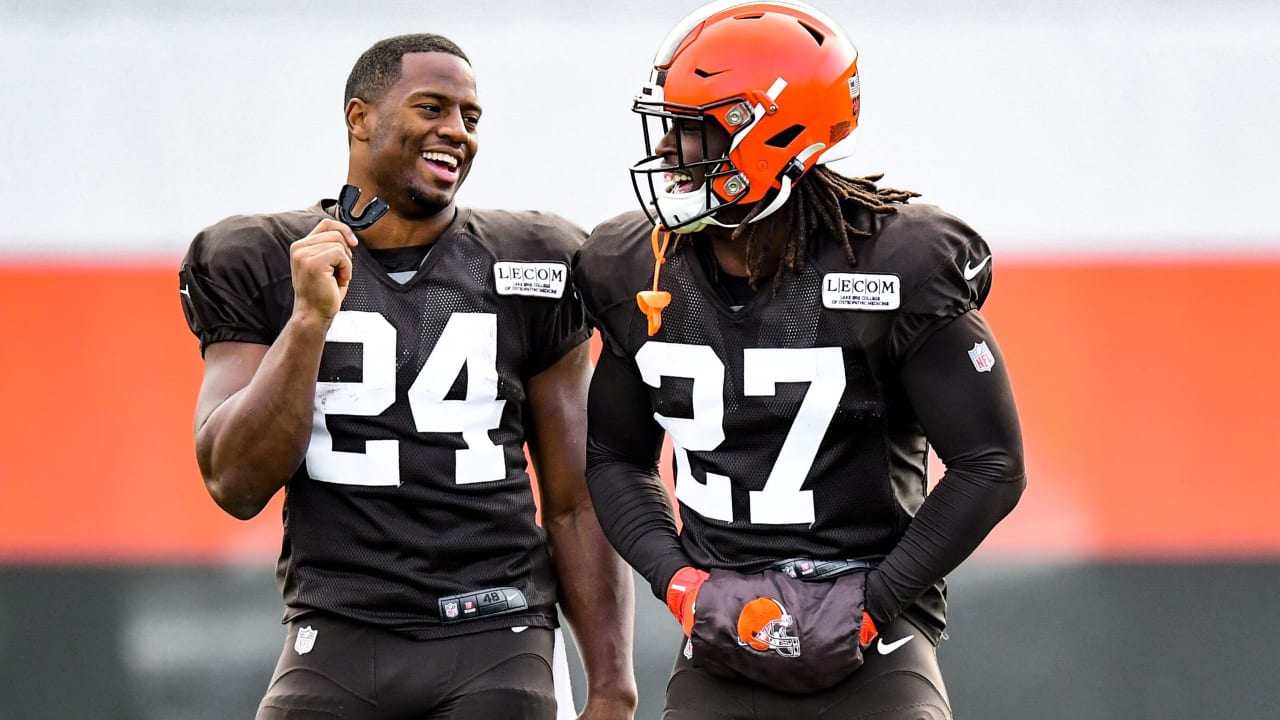 Report: 2 Browns RBs, including star Nick Chubb, test positive for