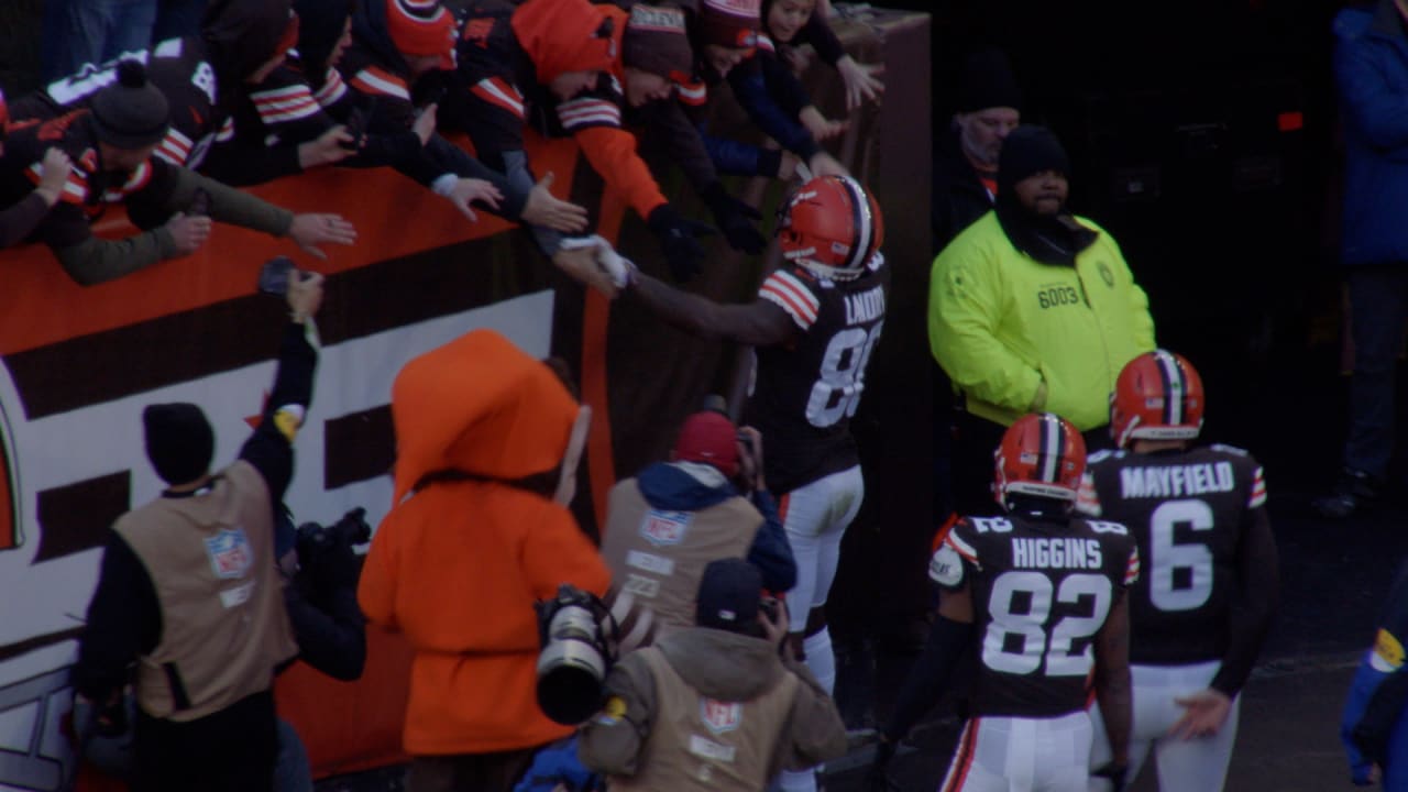 Kareem Hunt gets his first touchdown in a Browns uniform and gets some help  from Jarvis Landry to keep the ball 