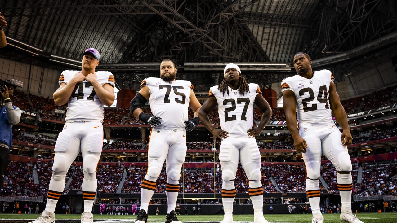 Browns and Bengals stand together for national anthem