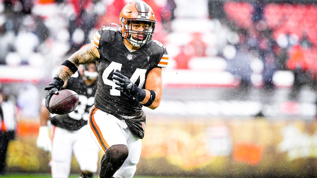 Cleveland Browns linebacker Sione Takitaki runs through a drill during  practice at the NFL football team's training facility Monday, Aug. 24,  2020, in Berea, Ohio. (AP Photo/Ron Schwane Stock Photo - Alamy