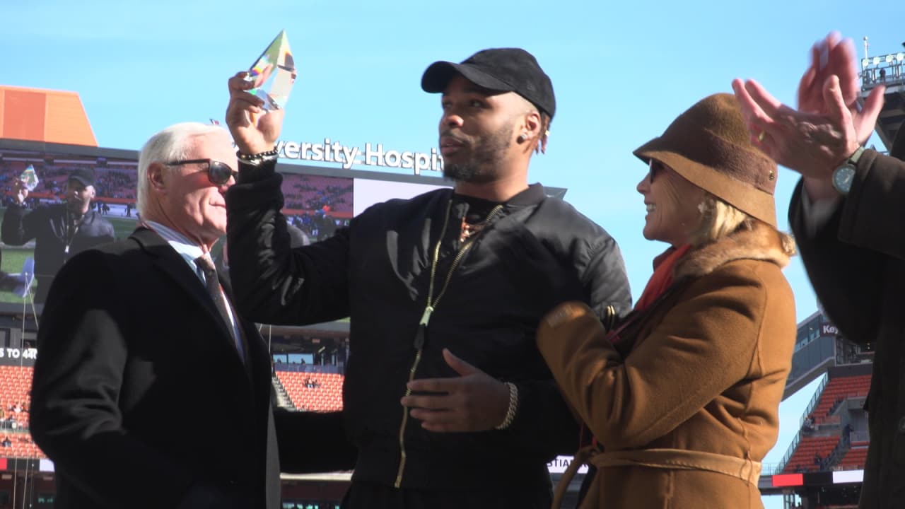 Joel Bitonio named Browns 2022 Walter Payton Man of the Year