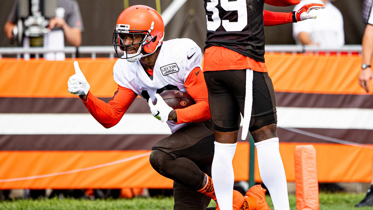 Cleveland Browns wide receiver Jaelen Strong catches a pass during