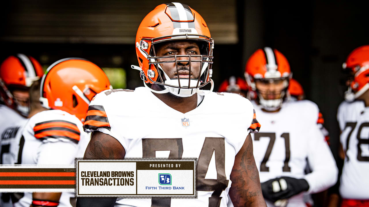 Cleveland Browns offensive tackle Chris Hubbard (74) lines up for a play  during an NFL football game against the Tampa Bay Buccaneers, Sunday, Nov.  27, 2022, in Cleveland. (AP Photo/Kirk Irwin Stock