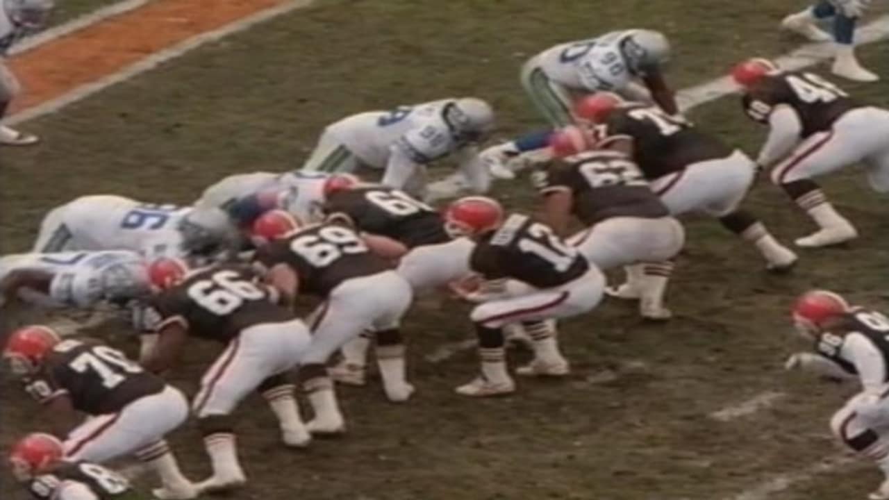 Cleveland Browns quarterback Vinny Testaverde passes in the second quarter  of the AFC wild card game against the New England Patriots in Cleveland,  Ohio, Sunday, January 1, 1995. The Browns won 20-13. (AP Photo/Jeff Glidden  Stock Photo - Alamy