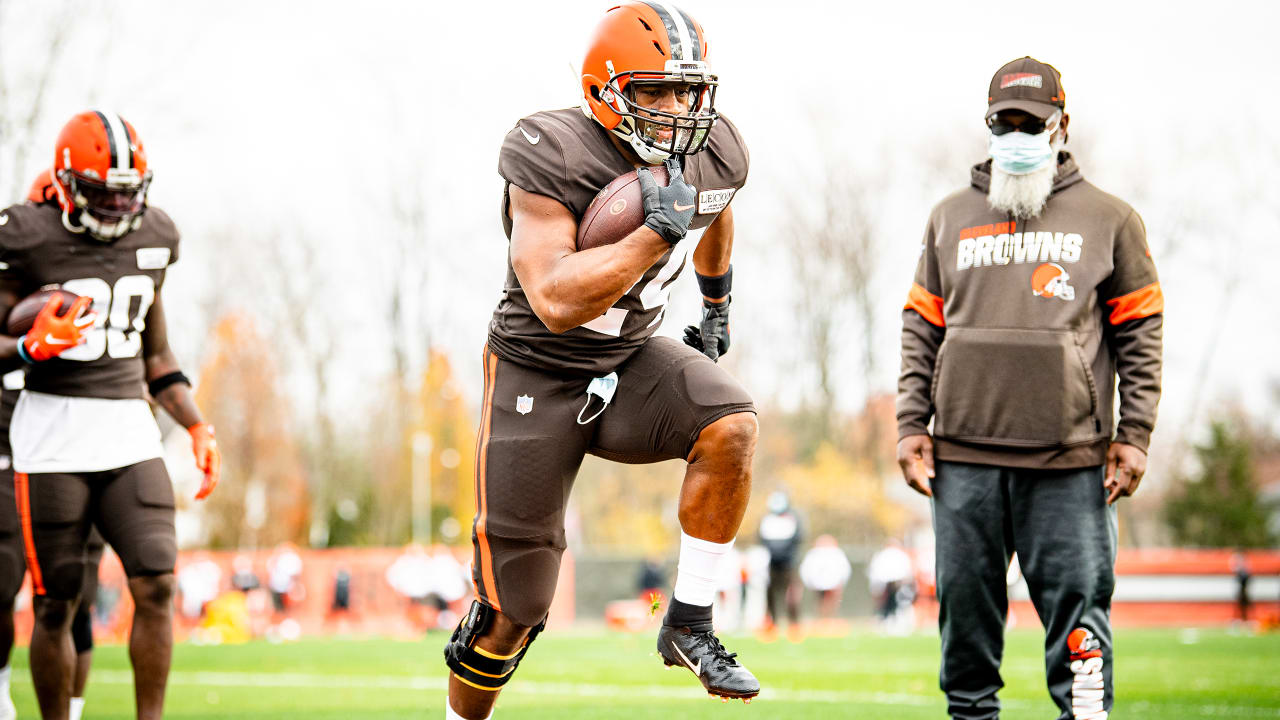 Browns' Nick Chubb Carted Off the Field with Knee Injury