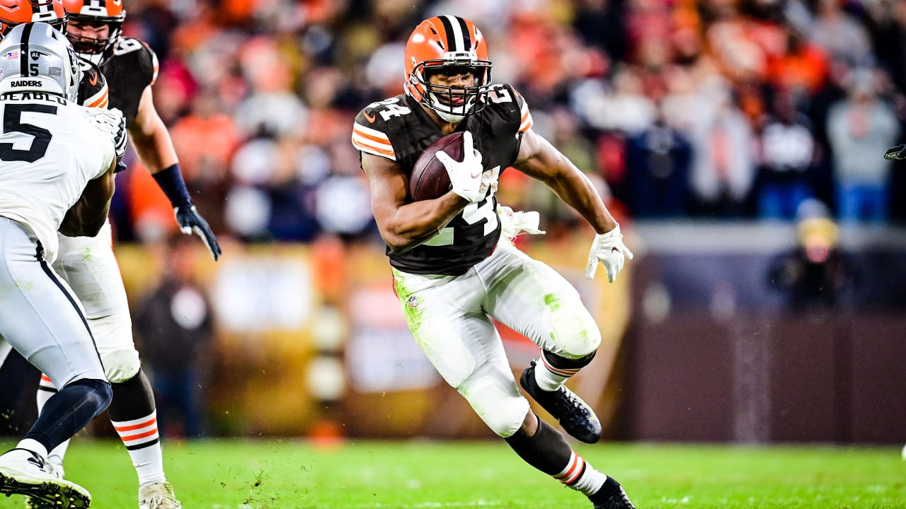 By the Numbers: Nick Chubb reaches multiple seasonal milestones in