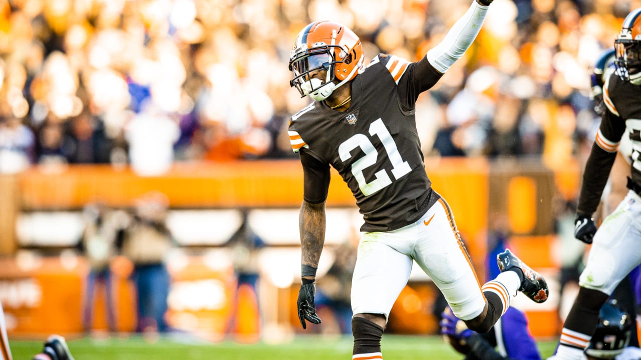 Cleveland Browns cornerback Denzel Ward (21) watches a replay during an NFL  football game against the Arizona Cardinals, Sunday, Oct. 17, 2021, in  Cleveland. (AP Photo/Kirk Irwin Stock Photo - Alamy