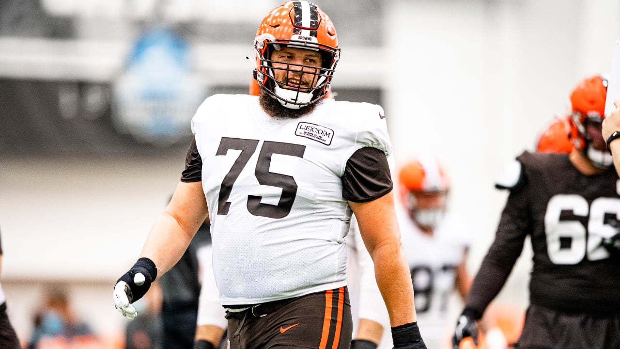 Browns activate Joel Bitonio from COVID-19 list