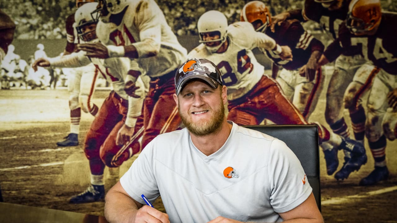 Jacksonville, FL, USA. 29th Nov, 2020. Cleveland Browns long snapper Charley  Hughlett (47) before 1st half NFL football game between the Cleveland  Browns and the Jacksonville Jaguars at TIAA Bank Field in