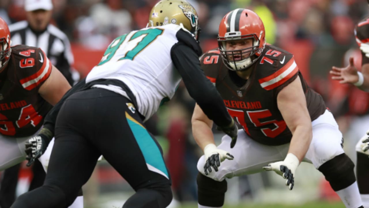 Joel Bitonio wins Browns media Dino Lucarelli Good Guy Award