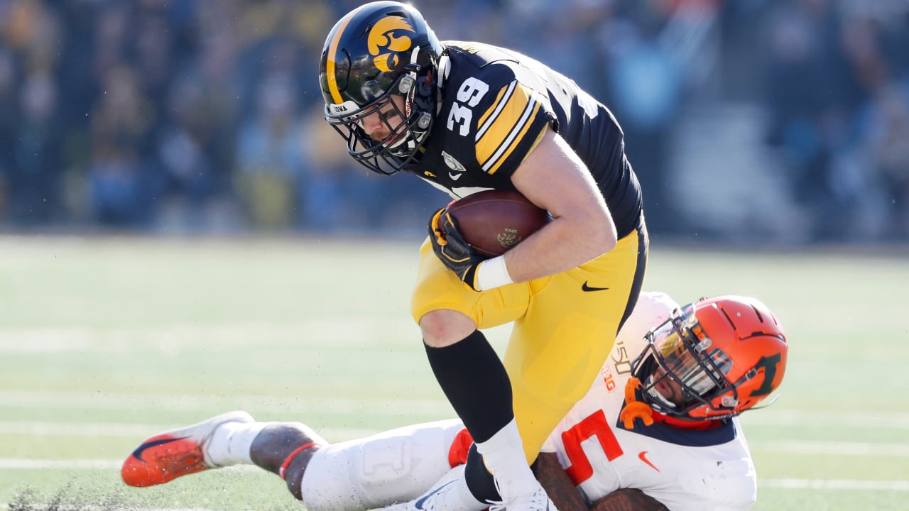 Kevin Stefanski holds walk-through in a garage Sunday morning