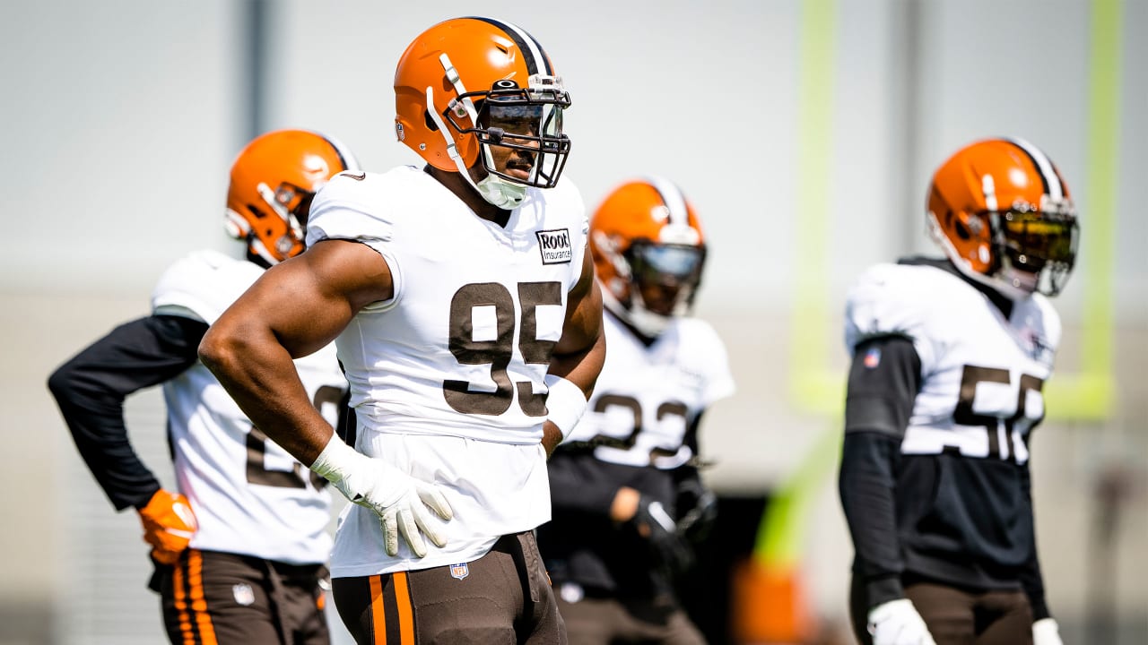 Garrett, Chubb out as Browns prepare for Saints, snow