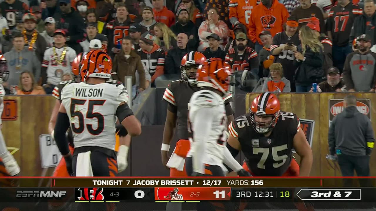 Cleveland Browns running back John Kelly pushes in 2-yard TD