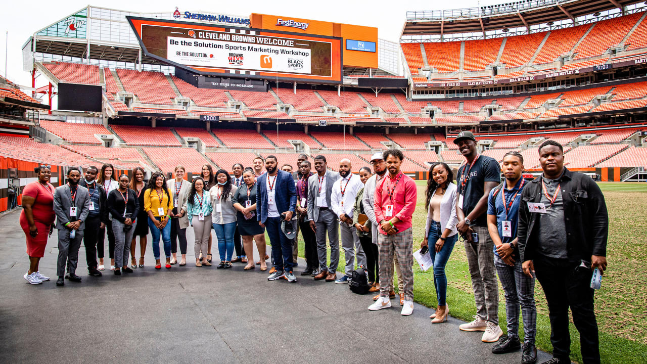 Cleveland Fans Welcome Back Browns After Playoff Win