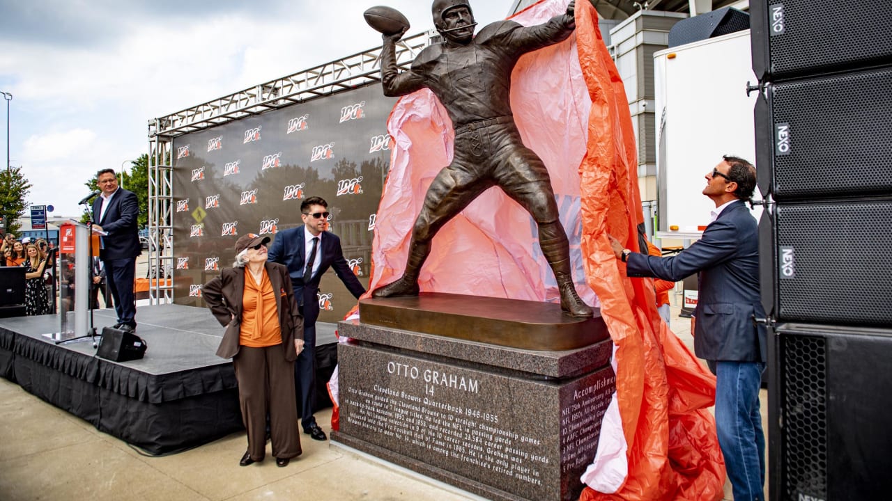 Browns unveil statue of Hall of Fame QB Otto Graham 