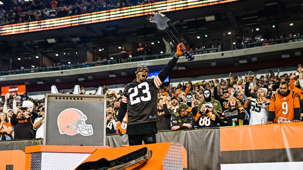 Joe Haden opens primetime matchup vs. Bengals with guitar smash