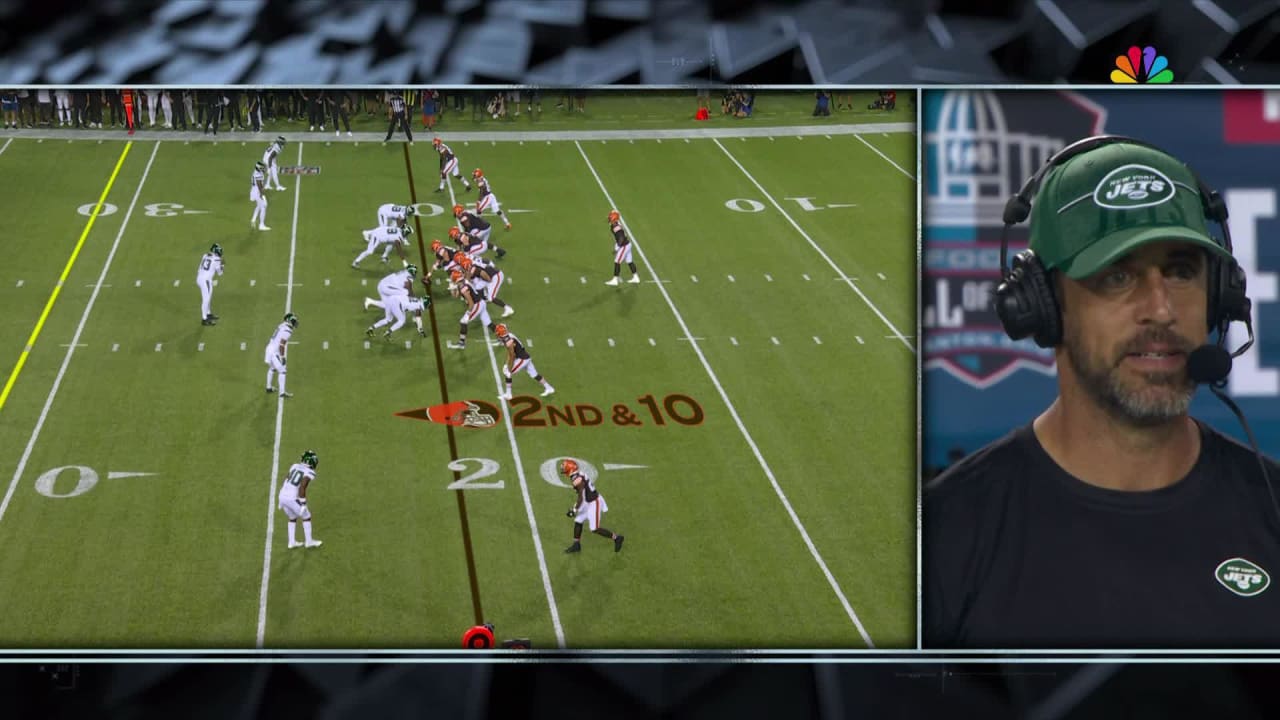 DTR shows off trademark explosiveness on 12-yard scramble to move chains