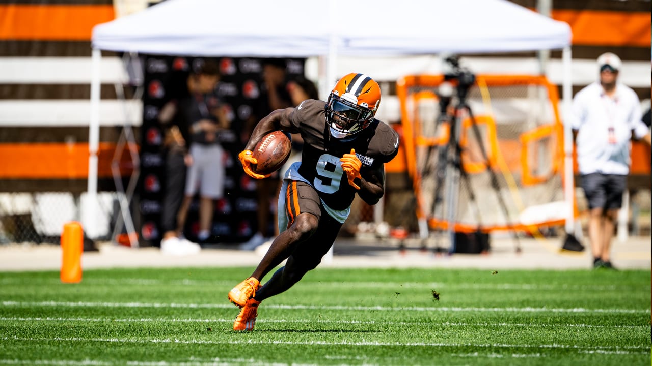 Jakeem Grant Sr. carted off after knee injury on opening kickoff