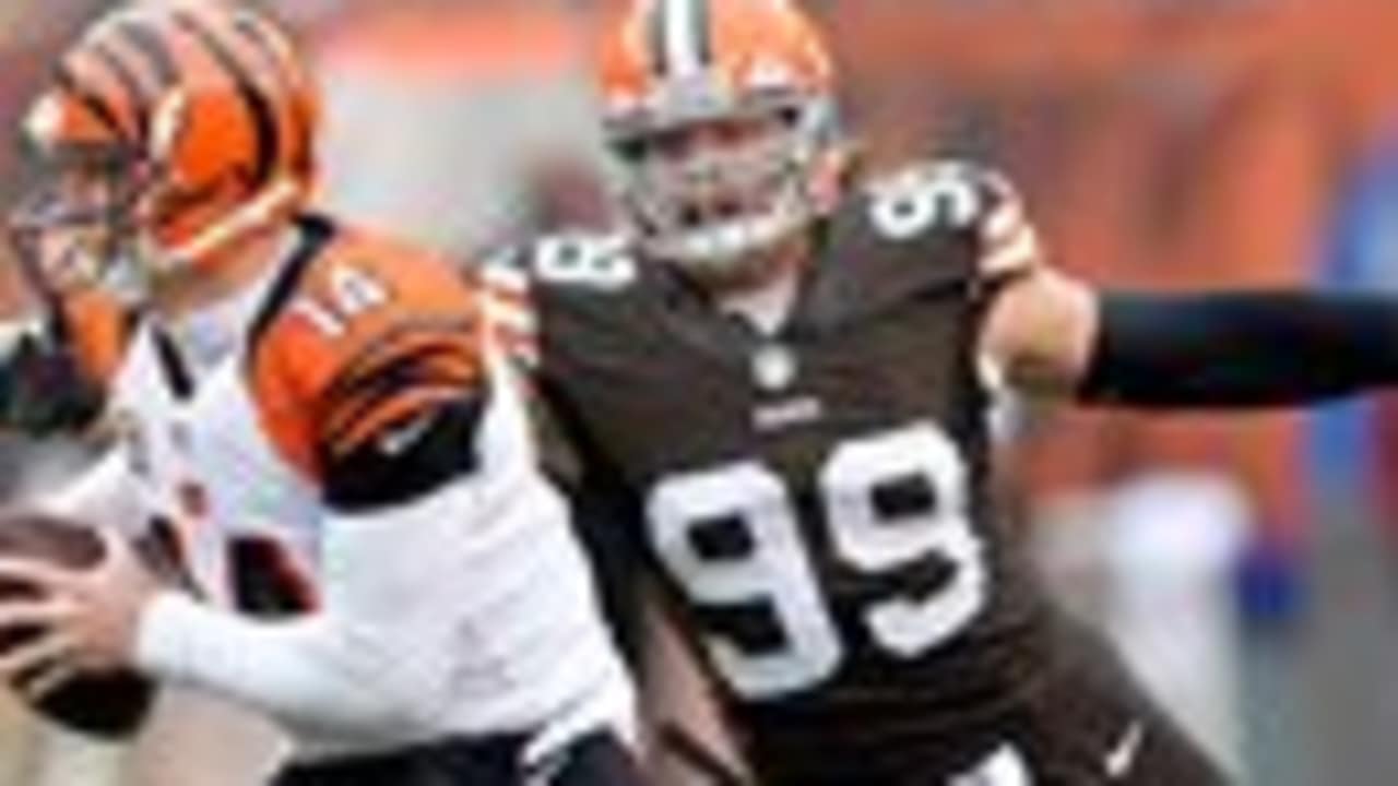 Cleveland Browns outside linebacker Paul Kruger rushes the passer during an  NFL football game against the Pittsburgh Steelers Sunday, Oct. 12, 2014, in  Cleveland. Cleveland won 31-10. (AP Photo/David Richard Stock Photo - Alamy