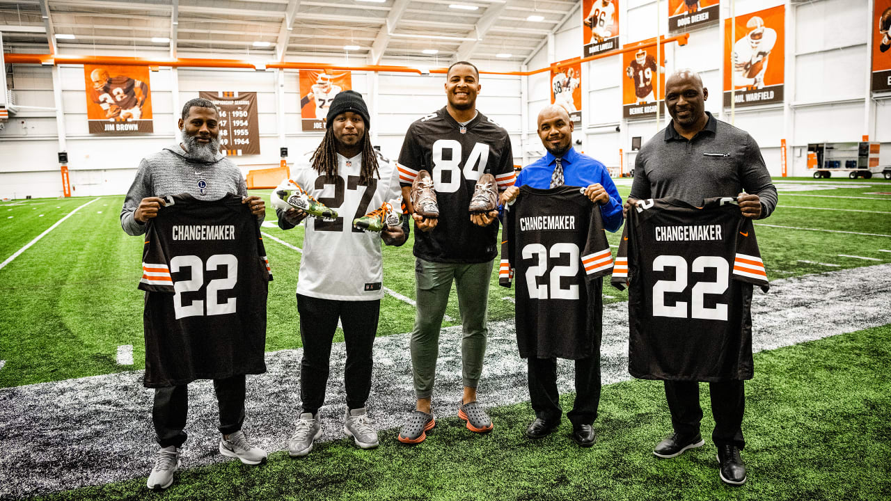 Cleveland Browns Honor Late Hall Of Famer Jim Brown With Helmet Decal –  SportsLogos.Net News