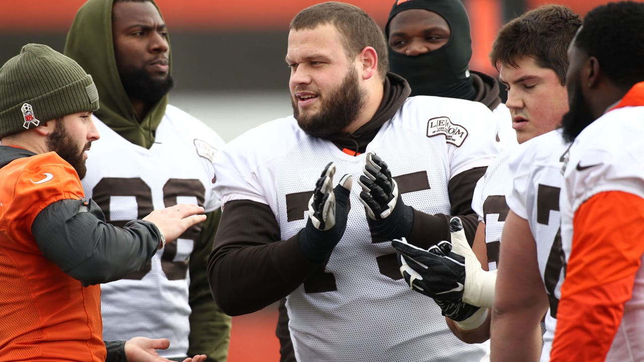 Joel Bitonio wins Browns media Dino Lucarelli Good Guy Award