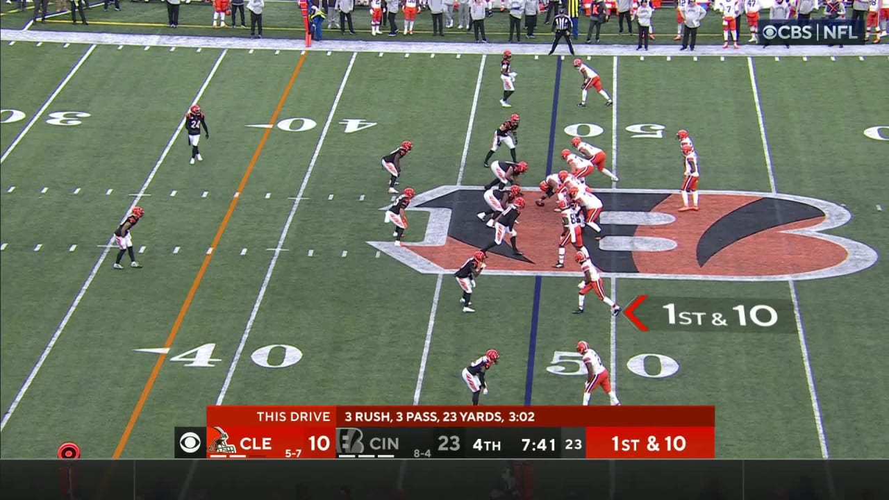 PeoplesJones' leaping catch down sideline nets 28yard pickup for Browns