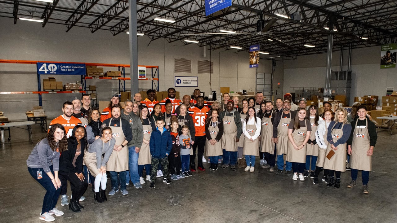 Browns Spend Day Off Volunteering At Greater Cleveland Food Bank