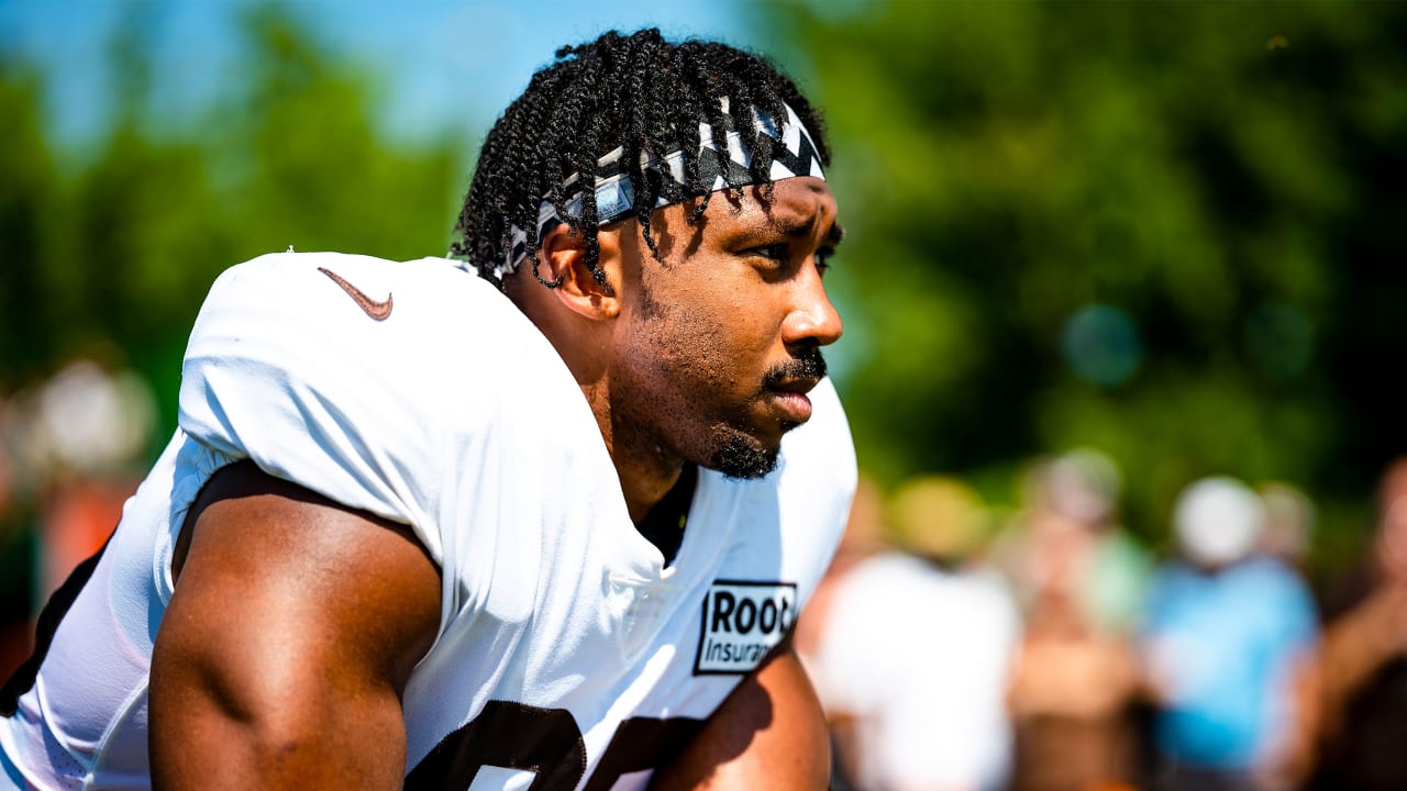 Cleveland Browns defensive end Isaac Rochell (98) runs off of the line of  scrimmage during an